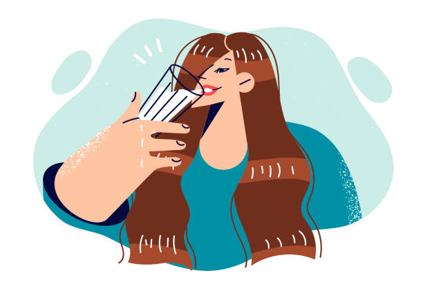 женщина пьет воду из стакана, чтобы утолить жажду после прогулки в летнем парке или утренней пробежки - glass water freshness tonic water stock illustrations