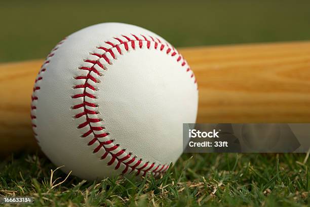 Con Una Mazza Da Baseball - Fotografie stock e altre immagini di Attività ricreativa - Attività ricreativa, Baseball, Composizione orizzontale