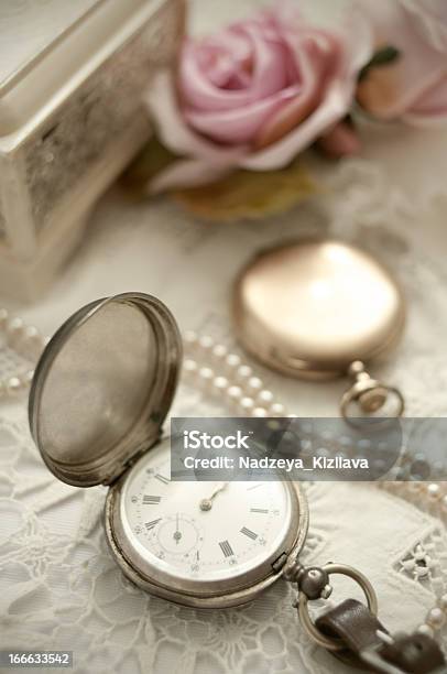 Vintage Still Life - Fotografie stock e altre immagini di Orologio - Orologio, Antico - Vecchio stile, Perla - Gioielli