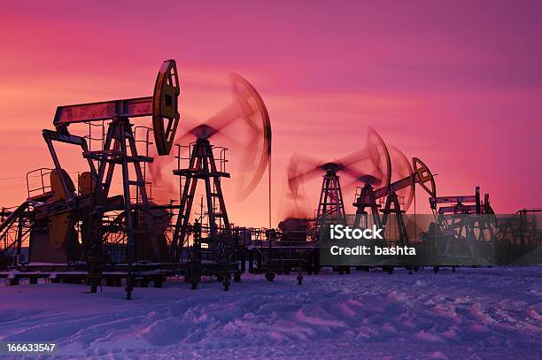 Pompe Dellolio - Fotografie stock e altre immagini di Immagine mossa - Immagine mossa, Industria petrolifera, Pompa di estrazione petrolifera