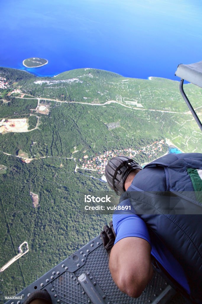 Parachutist prima di saltare - Foto stock royalty-free di Preparazione