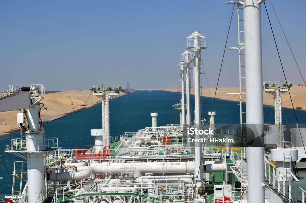 LNG Tankowiec przechodząca przez Kanał Sueski - Zbiór zdjęć royalty-free (Kanał Sueski)