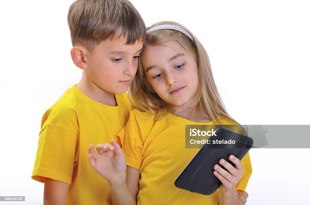 Garçon et fille regardant e-book - Photo de Affichage digital libre de droits