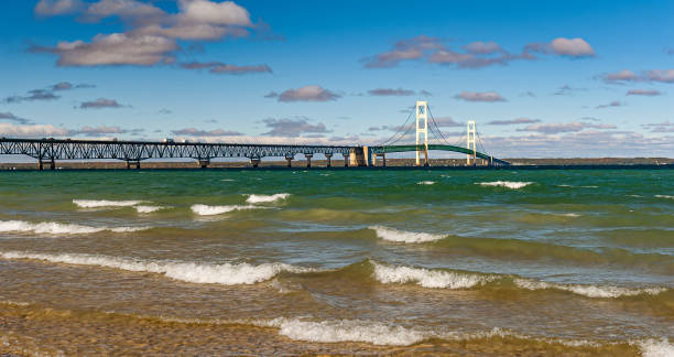 a ponte mackinac; também conhecida como mighty mac ou big mac, é uma ponte pênsil que liga as penínsulas superior e inferior do estado americano de michigan. atravessa o estreito de mackinac. - mighty mac - fotografias e filmes do acervo