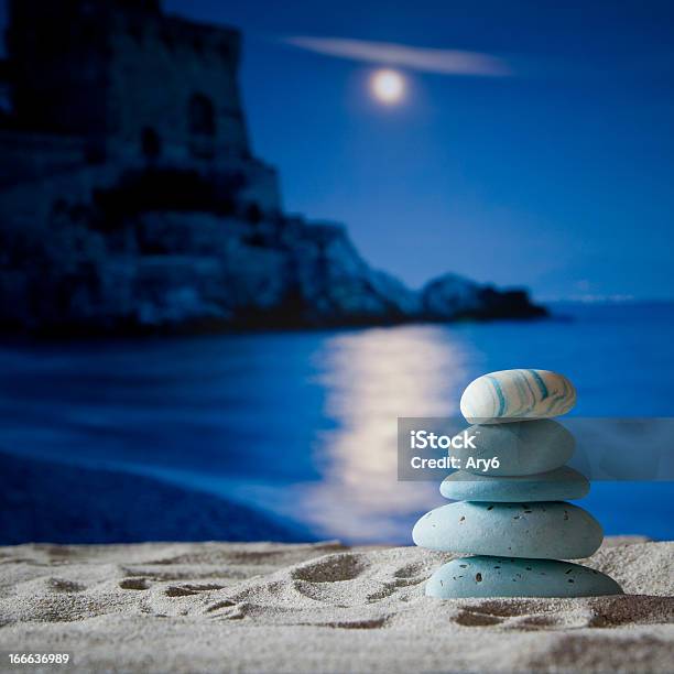 Piramid Kamień Na Plaży W Wybrzeże Amalfi Włochy - zdjęcia stockowe i więcej obrazów Noc - Noc, Skalna kolumna w morzu, Stabilność