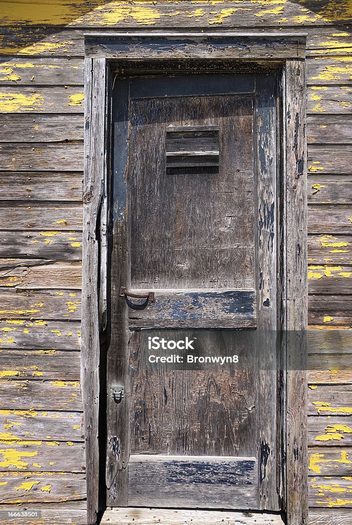 Antigua puerta de madera - Foto de stock de Aire libre libre de derechos