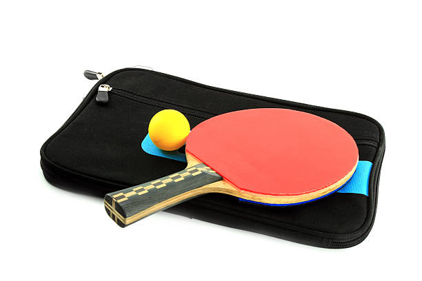 racchetta da tennis tavolo e palla con involucro - table tennis table tennis racket racket sport ball foto e immagini stock