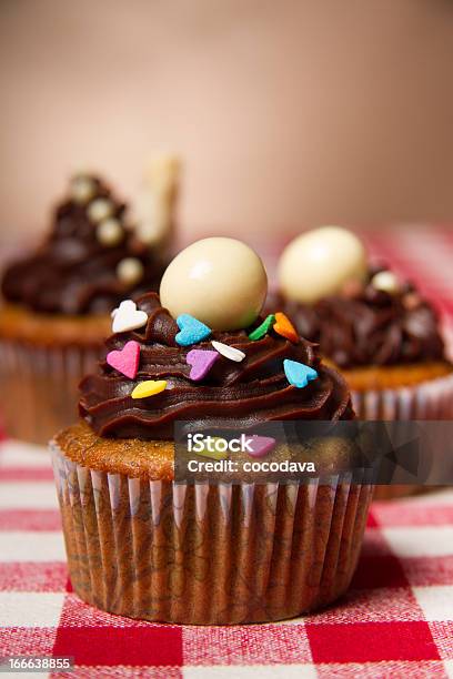 Magdalena Con Glaseado Con Chocolate Foto de stock y más banco de imágenes de Al horno - Al horno, Alcorza, Alimento