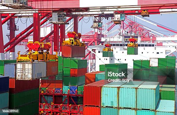 Containerterminal Stockfoto und mehr Bilder von Behälter - Behälter, Beladen, Brückenkran