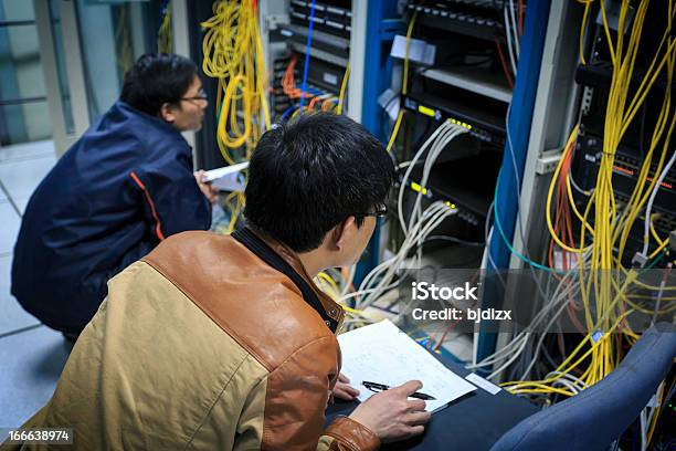 Dois Os Administradores De Rede Estão Trabalhando Na Sala Do Servidor - Fotografias de stock e mais imagens de Ficha de Ligação de Rede