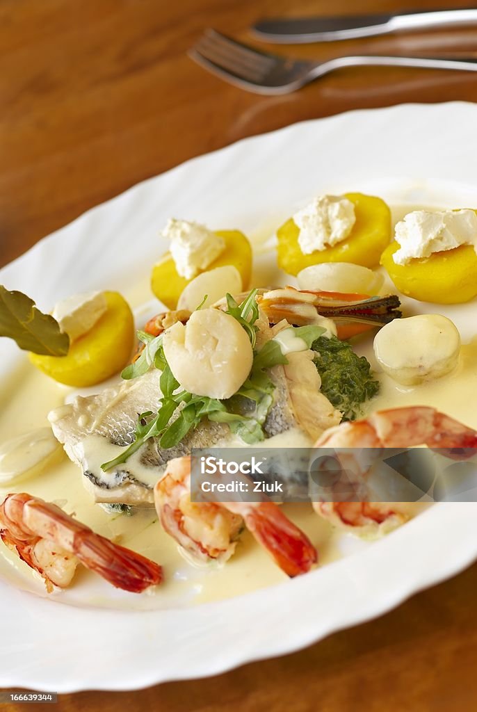 Plato de pescados y mariscos, las papas con espinacas y salsa de crema - Foto de stock de Bechamel libre de derechos