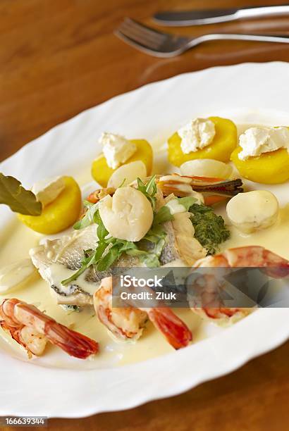 Plato De Pescados Y Mariscos Las Papas Con Espinacas Y Salsa De Crema Foto de stock y más banco de imágenes de Bechamel