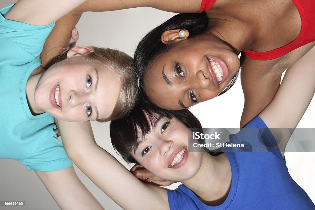 Glückliche Gruppe von gemischten Rennen Gruppe aneinandergeschmiegter student Mädchen - Lizenzfrei Bunt - Farbton Stock-Foto