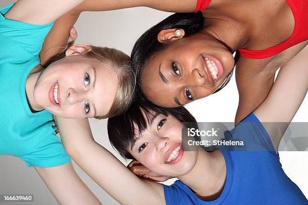 Feliz Abraço De Grupo De Estudante De Raça Mista Raparigas - Fotografias de stock e mais imagens de Colorido