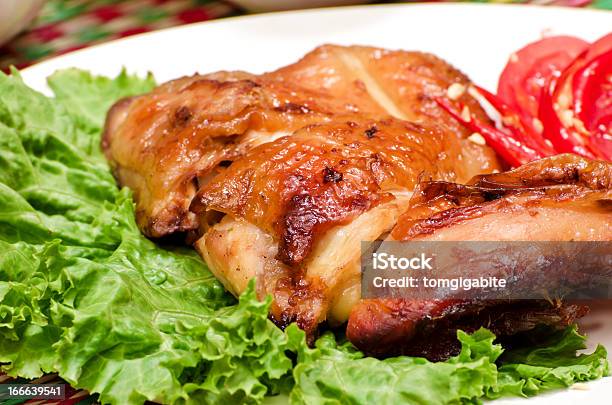 Photo libre de droit de Le Poulet Grillé De Style Thaïlandais banque d'images et plus d'images libres de droit de Aliment rôti - Aliment rôti, Aliments et boissons, Assiette