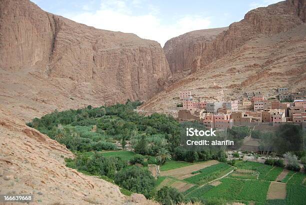 Todra Village Foto de stock y más banco de imágenes de Cultivo - Cultivo, Marruecos, Acantilado