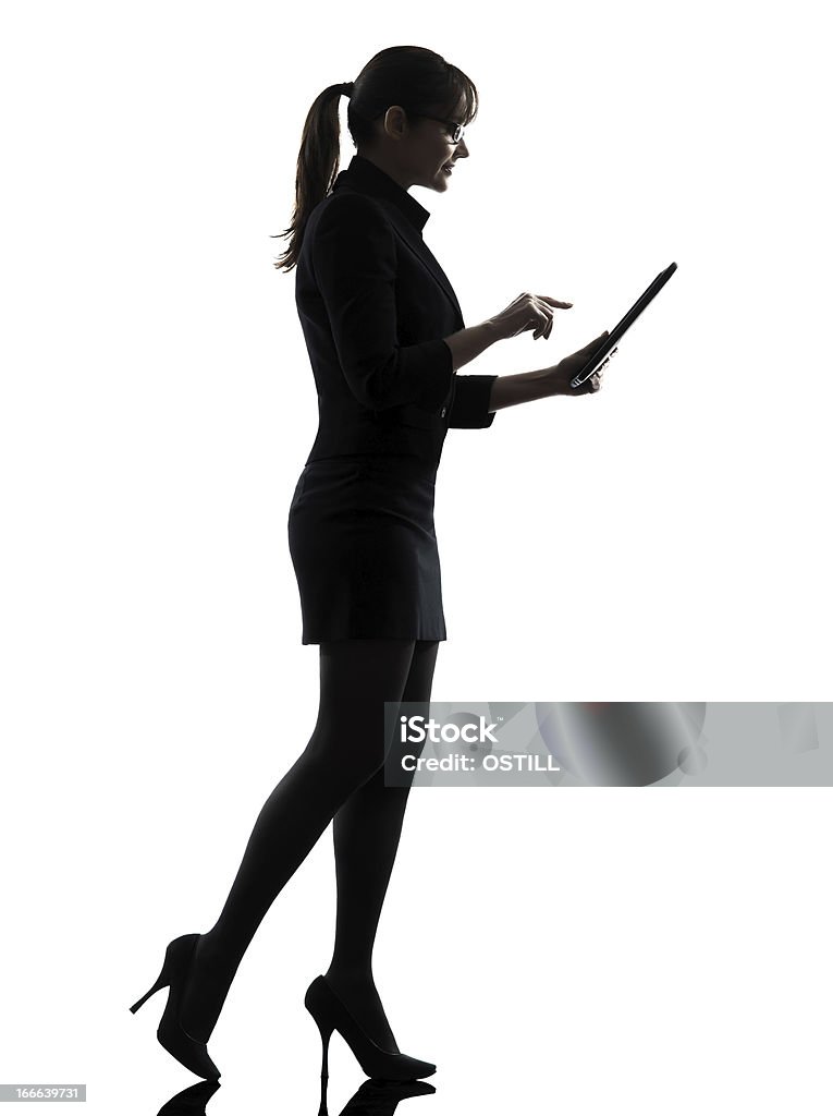 Mujer de negocios caminando ordenador digital tabla de computación mecanografía - Foto de stock de Andar libre de derechos
