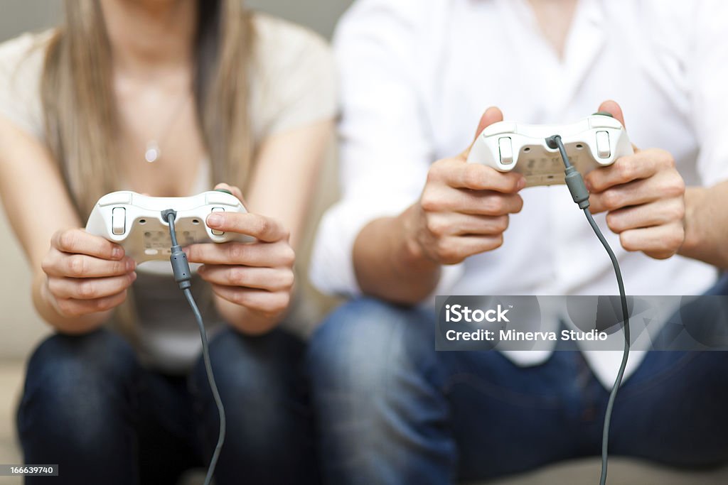 젊은 커플입니다 게임하기 videogames - 로열티 프리 비디오 게임 스톡 사진