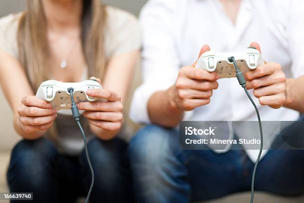 젊은 커플입니다 게임하기 Videogames 비디오 게임에 대한 스톡 사진 및 기타 이미지 - 비디오 게임, 놀기, 놀이