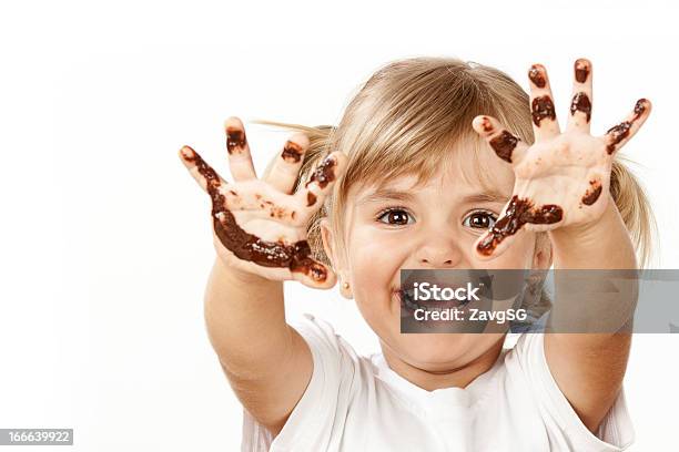 Foto de Pequena Menina Com Chocolate e mais fotos de stock de Chocolate - Chocolate, Criança, Sujo