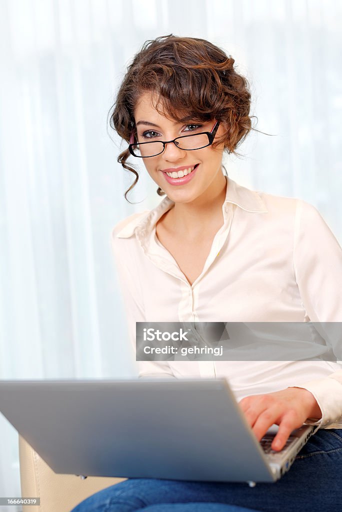 Mulher com computador portátil - Royalty-free 20-29 Anos Foto de stock