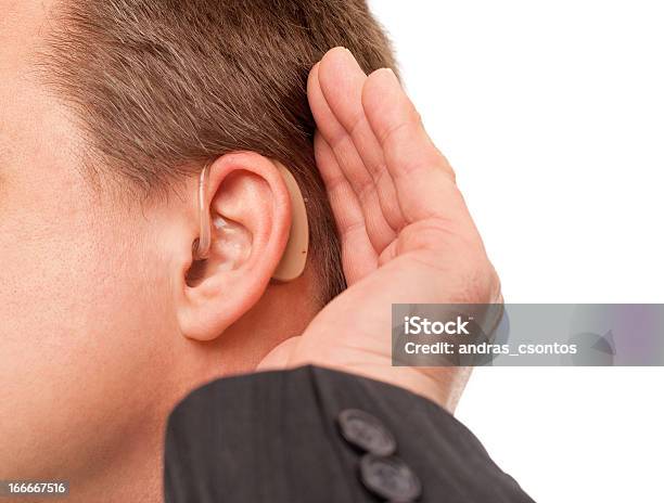 Nie Słyszę Cię Korzystanie Z Aparatu Słuchowego - zdjęcia stockowe i więcej obrazów Aparat słuchowy - Aparat słuchowy, Biznesmen, Białe tło
