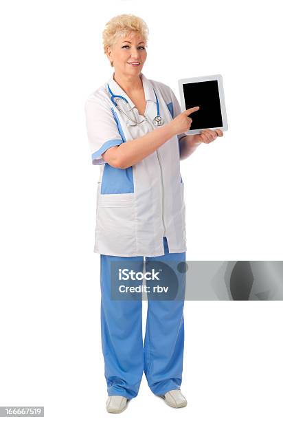Maduro Médico Con Tablet Pc Foto de stock y más banco de imágenes de 50-59 años - 50-59 años, 60-69 años, Adulto