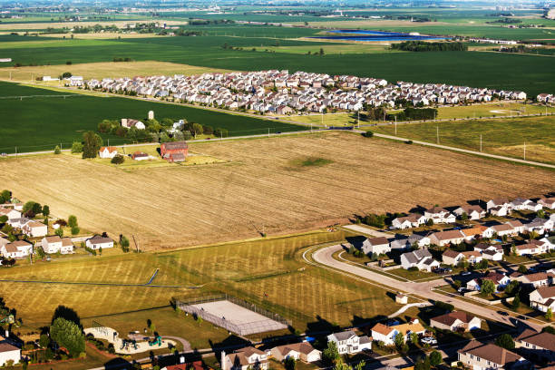 nuevo subdivisions farmland de northern illinois - barn conversion fotografías e imágenes de stock