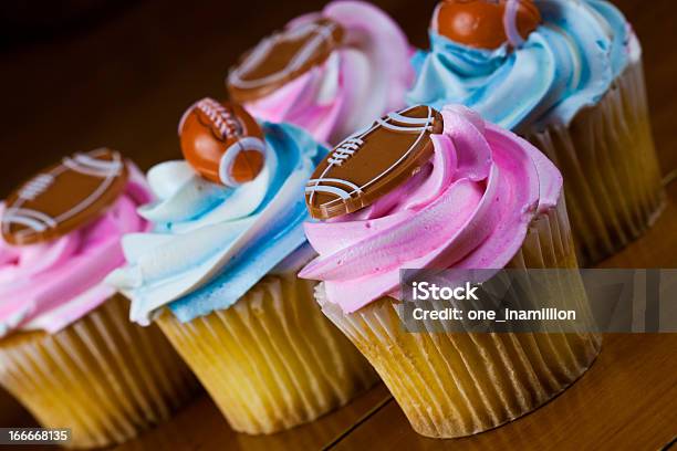 Taza De Pastel Foto de stock y más banco de imágenes de Fútbol americano - Fútbol americano, Fútbol americano - Pelota, Magdalena con glaseado