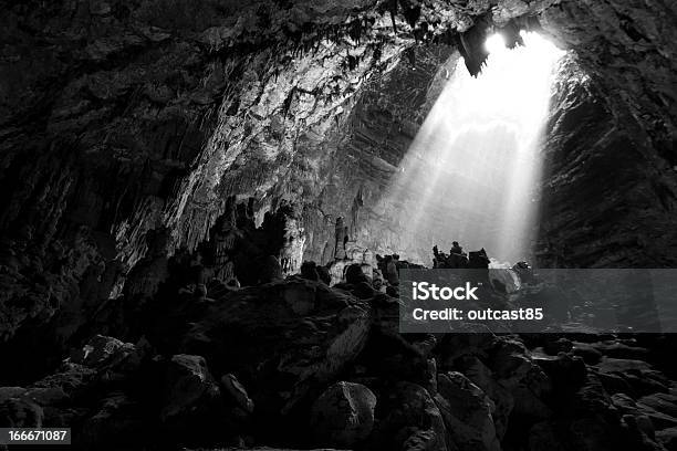 Luz Na Cave - Fotografias de stock e mais imagens de Arqueologia - Arqueologia, Assustador, Calcário - Rocha Sedimentar