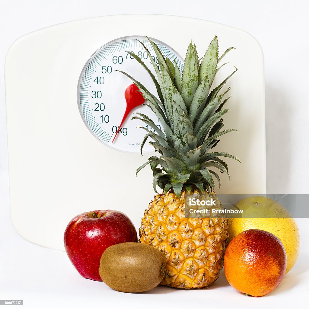 Frutas con una escala de peso - Foto de stock de Alimento libre de derechos