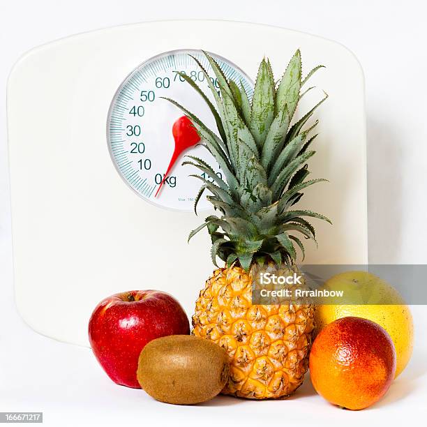 Frutas Con Una Escala De Peso Foto de stock y más banco de imágenes de Alimento - Alimento, Amarillo - Color, Antioxidante