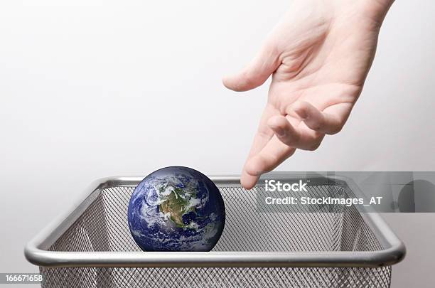 Werfen Sie Die Erde In Die Mottenkiste Stockfoto und mehr Bilder von Globus - Globus, Müll, Planet