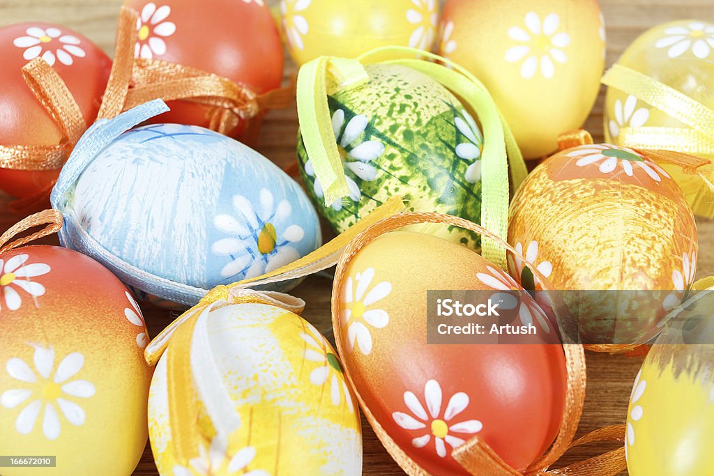Cor brilhantes ovos de Páscoa com laço - Royalty-free Colorido Foto de stock
