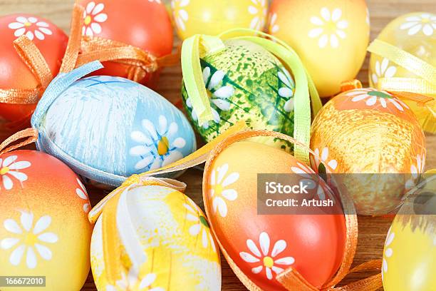 Cor Brilhantes Ovos De Páscoa Com Laço - Fotografias de stock e mais imagens de Colorido - Colorido, Comemoração - Conceito, Culturas