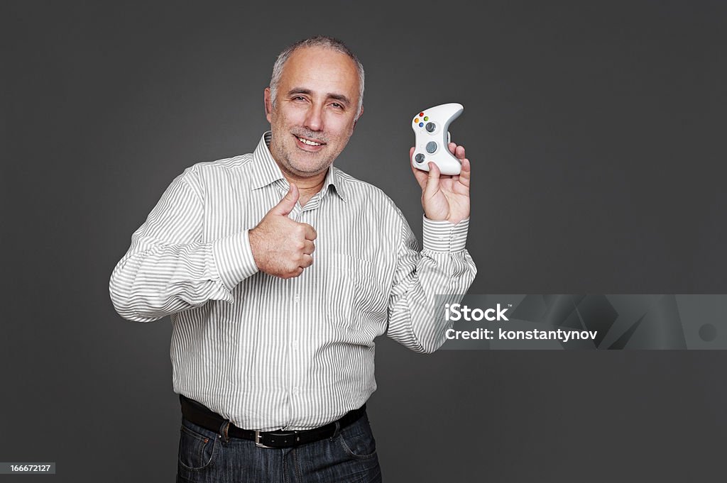 smiley Старший мужчина держит Джойстик - Стоковые фото Brand Name Video Game роялти-фри