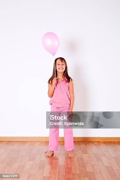 Bambina Con Palloncini Di Colore - Fotografie stock e altre immagini di Allegro - Allegro, Ambientazione interna, Bambine femmine