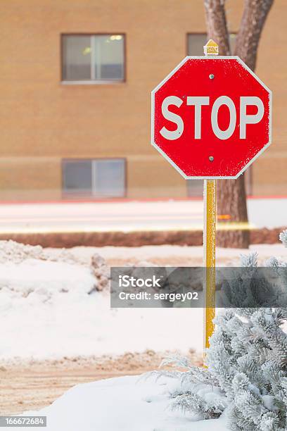 Segnale Di Stop - Fotografie stock e altre immagini di Automobile - Automobile, Canada, Composizione verticale