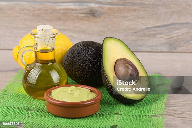 Reife Avocado Stockfoto und mehr Bilder von Abnehmen - Abnehmen, Avocado, Blatt - Pflanzenbestandteile