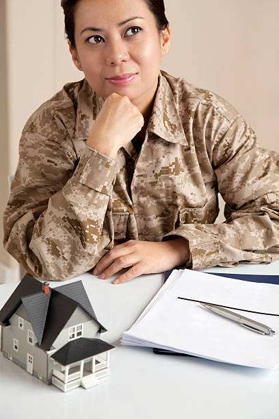us marine weibliche soldaten zu hause mit real estate papierkram - us marine corps military real estate armed forces stock-fotos und bilder