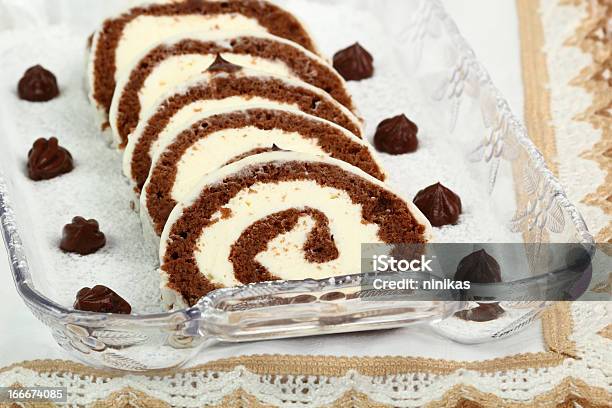 Foto de Rocambole De Chocolate Cake Bolo De Chocolate Com Creme Mascarpone e mais fotos de stock de Açúcar em Pó