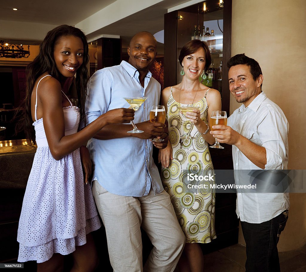 Gli amici al Bar - Foto stock royalty-free di Cocktail