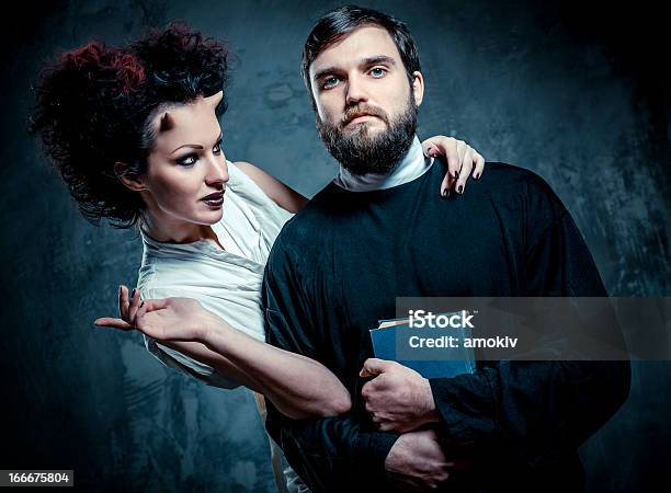 Sacerdote Y Devil Foto de stock y más banco de imágenes de Adulto - Adulto, Barba - Pelo facial, Biblia