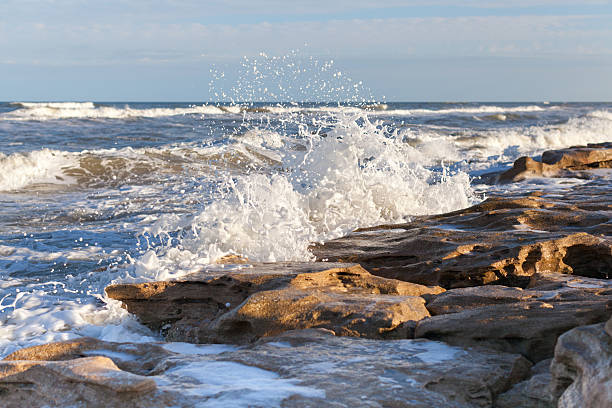 Esmagamento ondas - foto de acervo