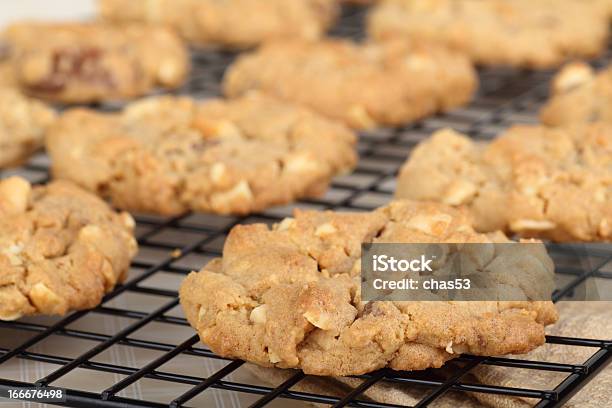 Burro Di Arachidi Cookie Di Raffreddamento - Fotografie stock e altre immagini di Biscotto al burro di noccioline - Biscotto al burro di noccioline, Biscotto secco, Cibo