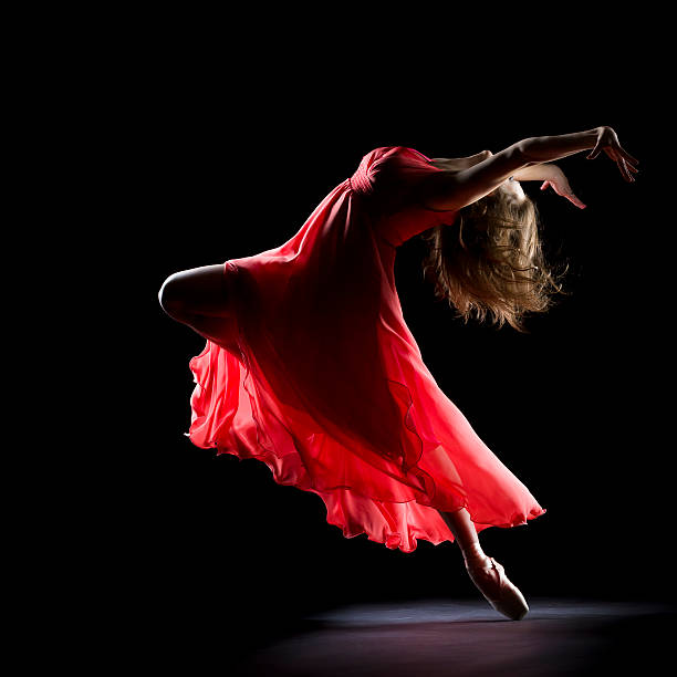 a bailarina em fundo preto - ballet people dancing human foot - fotografias e filmes do acervo