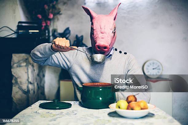 Foto de Porco Comer A Sopa e mais fotos de stock de Almoço - Almoço, Animal, Animal de Fazenda