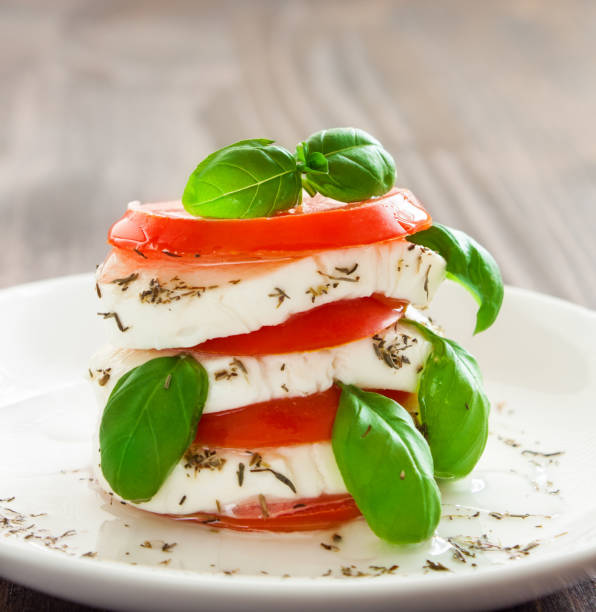 ensalada caprese - mozzarella caprese salad tomato italian cuisine fotografías e imágenes de stock