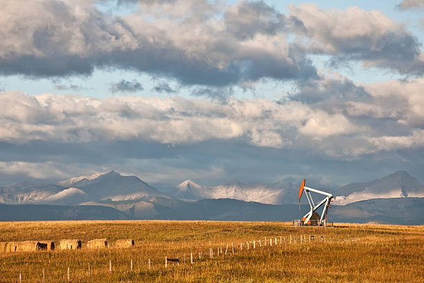 bohrinsel in alberta im herbst - okotoks stock-fotos und bilder