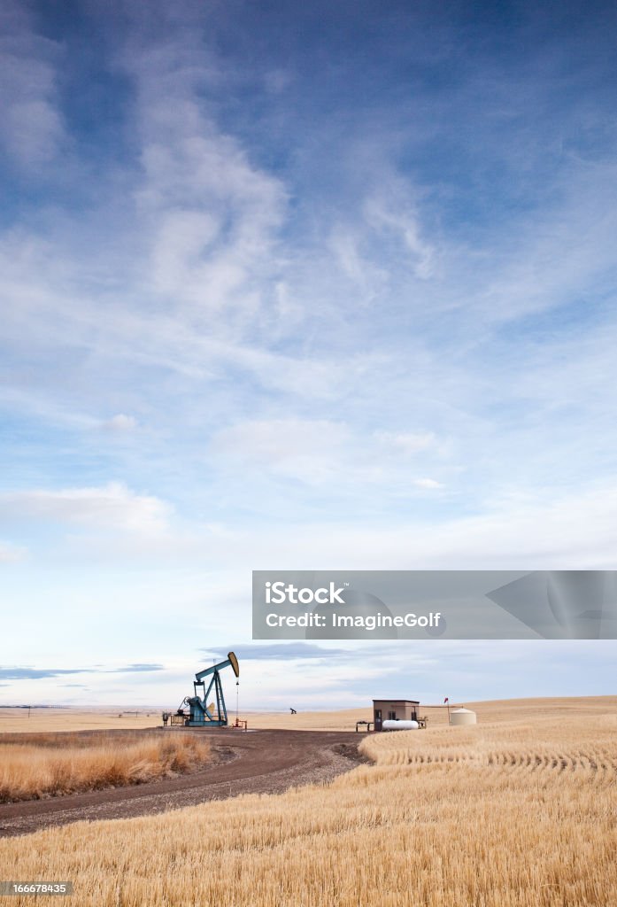 Prairie Pumpjack nas planícies perto de Calgary Alberta - Foto de stock de Depósito royalty-free